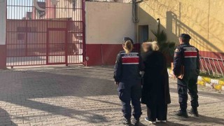 Hakkında 9 suçtan aranması olan kadın banyo dolabında yakalandı