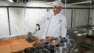 Haliliyede binlerce kişiye iftar yemeği ulaştırılıyor