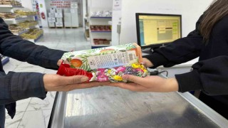 Halk Markete alışverişe gelen vatandaşlara bayram şekeri ve kolonya ikramı