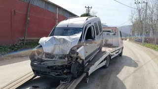 Halk otobüsü ile hafif ticari araç çarpıştı: 1 yaralı