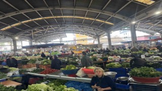 Halk pazarında fiyatlar yükseldi