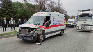Hasta taşıyan ambulans kamyona çarptı: 2 yaralı