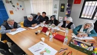 Hastalar Gülümse Alzheimer Yaşam Merkezinde hataya sıkı sıkı tutunuyor