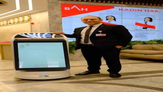 Hastanede robot dönemi: Hasta ve hasta yakınlarına refakat ediyor