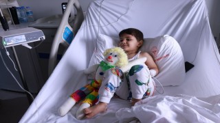 Hastanede tedavi gören miniklere bayram hediyesi