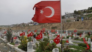 Hatay’da Deprem Mezarlığında Hüzünlü Bayram Ziyareti