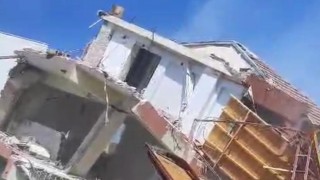 Hatay'da Depremde Hasar Gören 4 Katlı Bina Kontrollü Olarak Yıkıldı