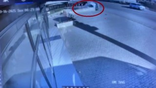 Hatayda istinat duvarına çarpan otomobil dereye uçtu
