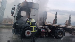 Hatay'da Seyir Halindeki Tır Alev Aldı: İtfaiye Hızla Müdahale Etti