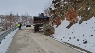 Hazarbaba Kayak Merkezi yolunda düşen kaya kaldırıldı