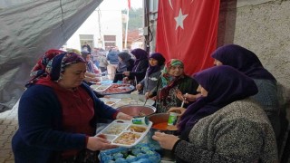 Her akşam köy meydanında gönül sofrası kuruluyor