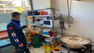 Hijyen kurralarına aykırı yemek imalatı yapan ruhsatsız işletme mühürlendi