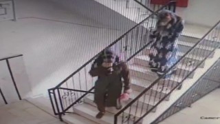 Hırsızlık için apartmana giren kadınlar kamerada
