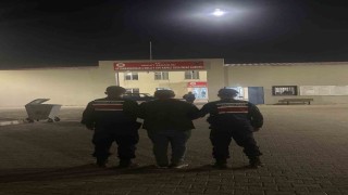 Hırsızlık suçundan aranan şahsı jandarma yakaladı