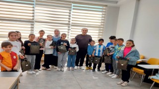 Hisarcık Eti Maden Gençlik Merkezinde kurs gören öğrencilere bayram harçlığı ve hediye