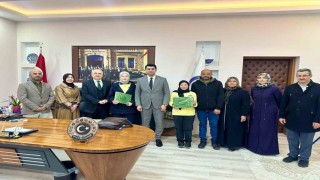 Hisarcık Kaymakamı Bahar, yarışmalarda il birincisi olan öğrencileri ödüllendirdi