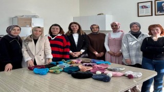 Hisarcıkta gönüllü öğretmenlerin ördüğü bereler Ağrıdaki minik öğrencileri ısıtacak