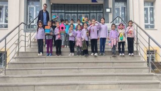 Hisarcıkta minik öğrenciler kuşlar için ağaçlara yemlik astı