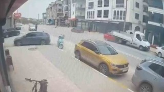 Hızlı otomobil kamyonetin altına girdi