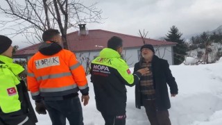 Hopada 8 gündür mahsur kalan kalp hastası adam ve eşi kurtarıldı