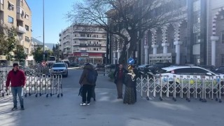 Husumetli iki ailenin kavgası Kuşadasında hayatı felç etti