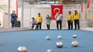 Huzurevi sakinleri bocce oyunu ile yeteneklerini sergiledi