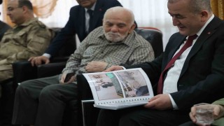 Huzurevindeki Mehmet amcanın sürprizi valiyi hem duygulandırdı hem gülümsetti