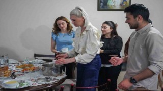 İftar için üniversiteli gençlerin evine konuk oldu