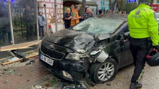 İftar saati otomobil otobüs durağına daldı: 2si ağır 6 yaralı