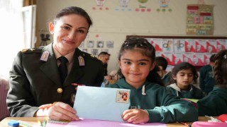 Iğdırda minikler ilk mektuplarını Mehmetçiğe yazdı