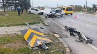 İki otomobil çarpıştı, araçlar hurdaya döndü: 2 yaralı