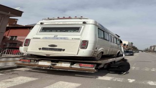 İkiz plaka ile trafikten men edilmiş araçla yolcu taşıyan dolmuşa polis ‘dur dedi
