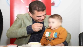 İlk iftarda çocukların çorbasını Vali Aslan elleriyle içirdi