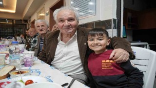 İlkokul öğrencilerinden huzurevindeki büyüklere okulda iftar jesti