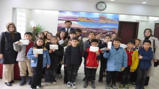 İlkokul öğrencilerinden kaymakam ve belediye başkanına ziyaret