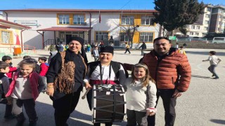 İlkokul öğrencisi okulda davul çaldı, maniler söyledi