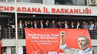 İmamoğlunun gözaltına alınması sonrası Adanada CHPliler partide toplandı