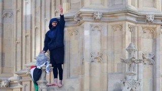 İngilteredeki Big Ben Kulesine tırmanan Filistin bayraklı şahıs, 16 saatlik eylemin ardından tutuklandı