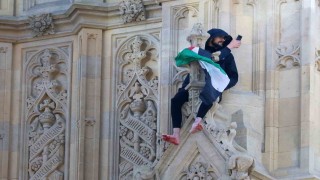 İngilterenin simgelerinden Big Ben Saat Kulesi ‘nde Filistin bayrağı açan şahsı ikna çalışmaları sürüyor