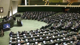 İran Meclisi, perşembe gününün hafta sonu tatiline eklenmesini onayladı