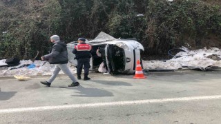 İşçi servisi ile hafif ticari araç çarpıştı: 3 yaralı