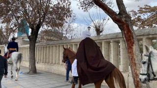 İspanyadan at sırtında hac için yola çıkan 3 arkadaş Mevlana Müzesini ziyaret etti