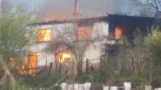 Ispartada 2 katlı ev yangında küle döndü