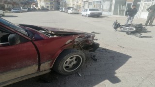 Ispartada otomobil ile motosiklet çarpıştı: 14 yaşındaki sürücü yaralandı