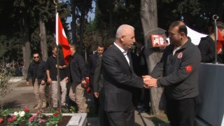 İstanbul Valisi Davut Gül, Edirnekapı Şehitliğini ziyaret etti