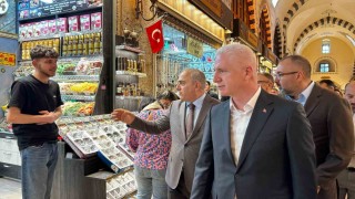 İstanbul Valisi Gül, Mısır Çarşısı esnafını ziyaret etti