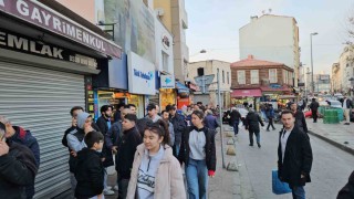 İstanbulda Ramazanın ilk gününde pide kuyruğu