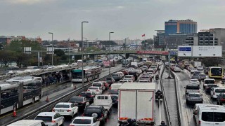 İstanbulda yağmur trafik yoğunluğuna neden oldu