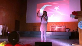 İstiklal Marşını ezbere okuyan küçük Zeynepin performansı duygulandırdı