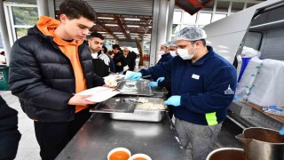 İzmir Büyükşehirden öğrencilere ücretsiz yemek